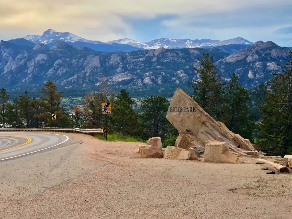 estes park sign with mountain backdrop