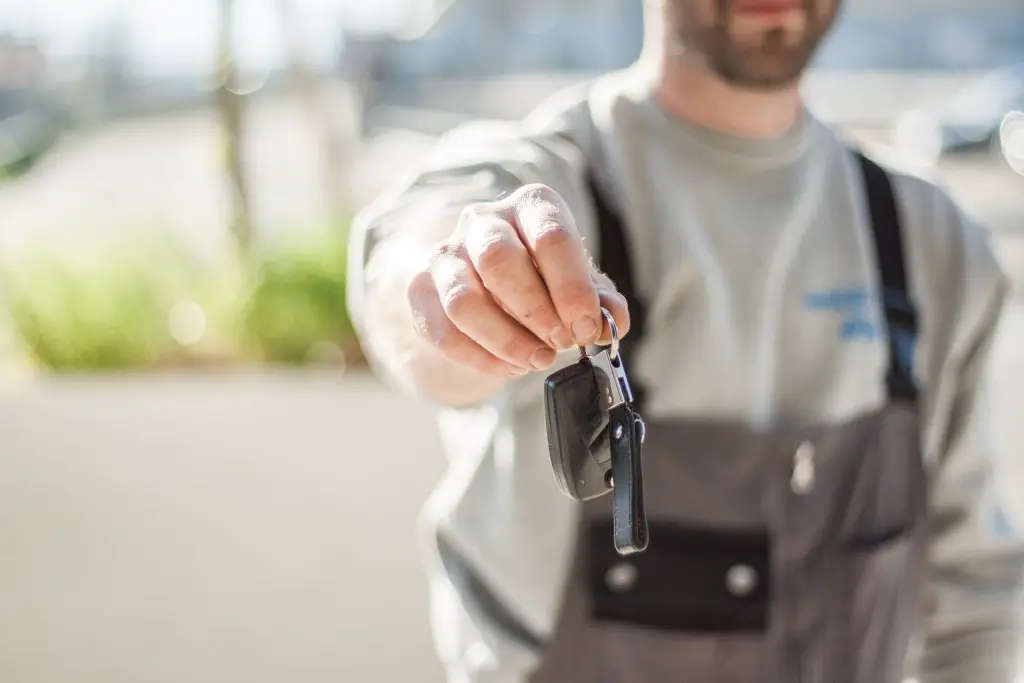 car maintenance guy handing back keys