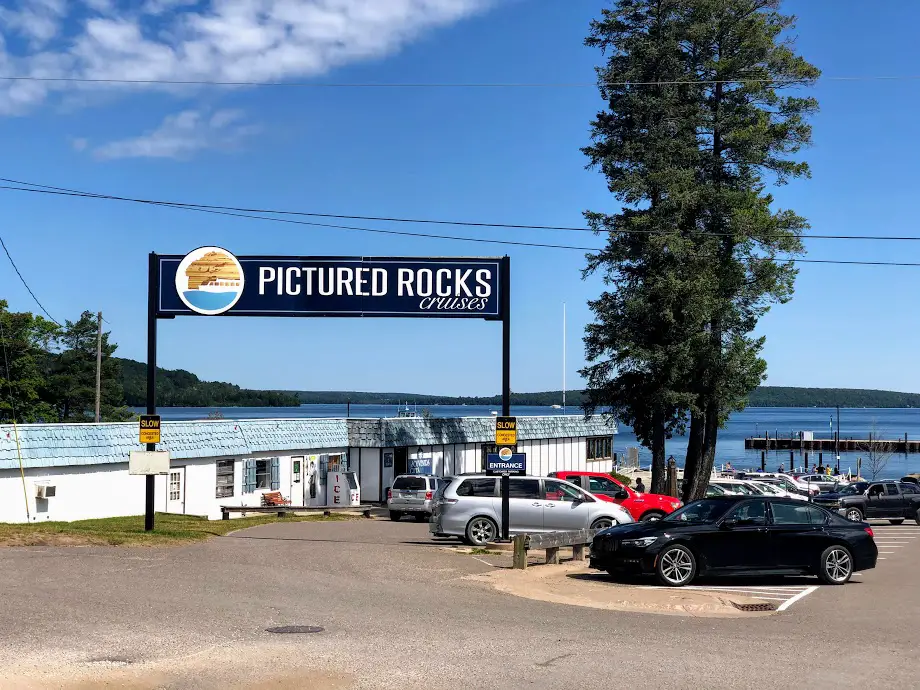 pictured rocks tour munising michigan