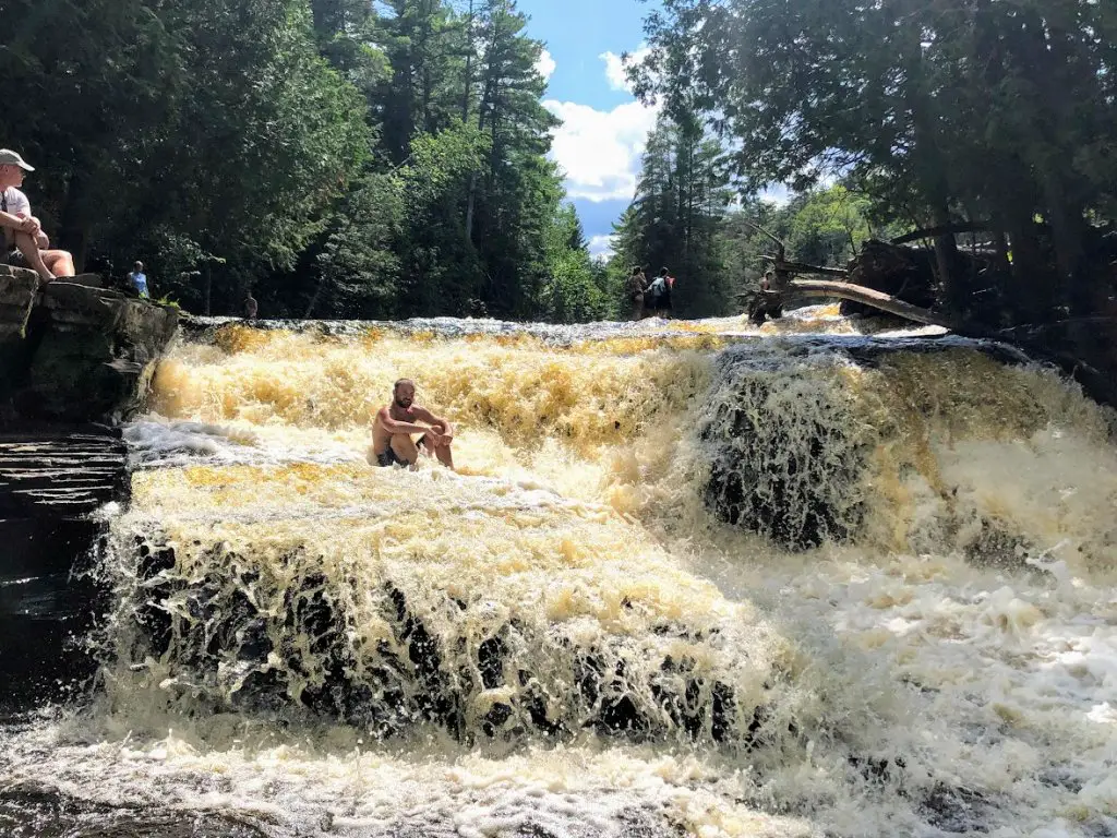 tahquamenon falls paradise michigan