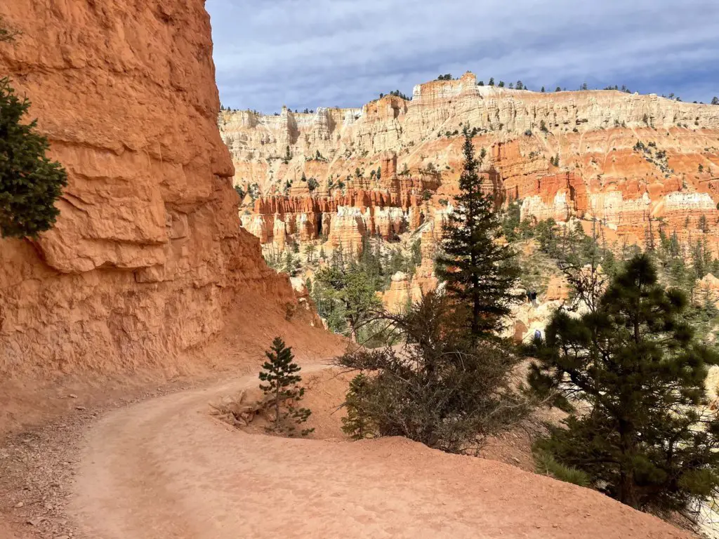 path on peekaboo loop trail