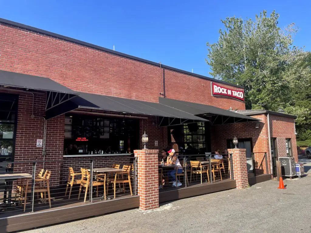 rock n' taco outdoor patio in downtown roswell georgia