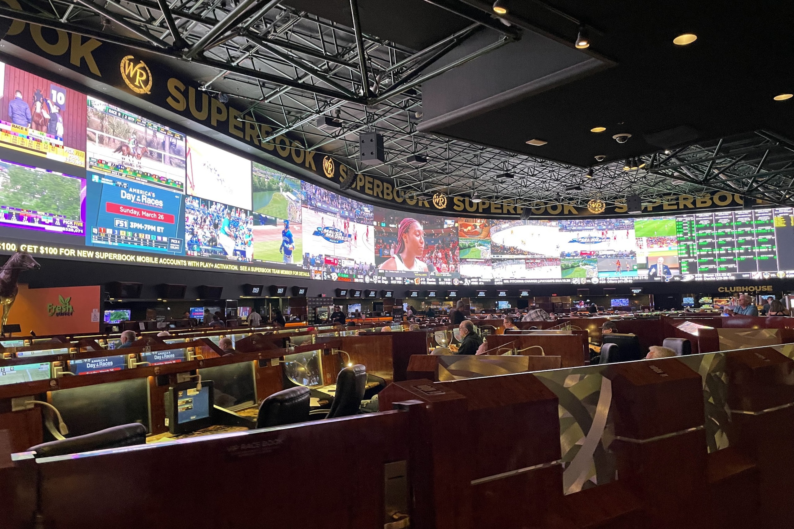 The Top Las Vegas Sportsbooks for the Game (2023) - Little Blue Backpack